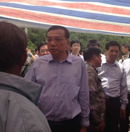 走進帳篷，總理就握住蔡官耀的雙手說：“不行，這個帳篷太簡易了”。說完這句，叮囑蔡官耀，“不能回家住”