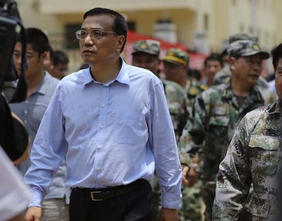 　8月4日，中共中央政治局常委，國務(wù)院總理李克強在云南魯?shù)榈卣馂?zāi)區(qū)察看災(zāi)情。