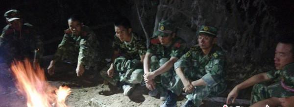 8月5日晚，受困官兵等待天亮以后的救援。