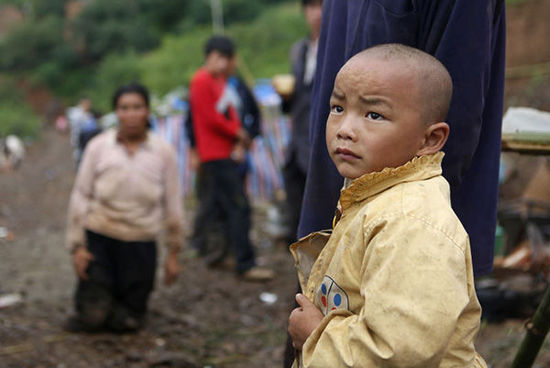 帳篷有限，尚有不少村民沒有地方躲雨。澎湃新聞 程藝輝 圖