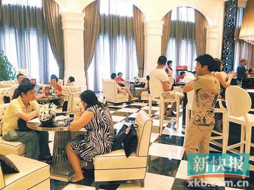 　昨天雖是工作日,但南海區(qū)某樓盤(pán)客流不少。