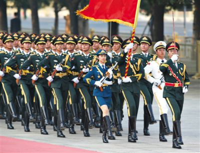 昨日，151人最大陣容的三軍儀仗隊，著新式禮賓服接受檢閱。這也是解放軍儀仗隊、軍樂團(tuán)新式禮賓服首次亮