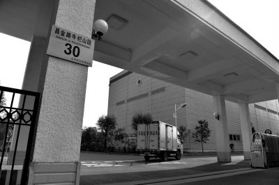 一輛貨車正駛進紅會備災倉庫。京華時報記者 趙思衡 攝