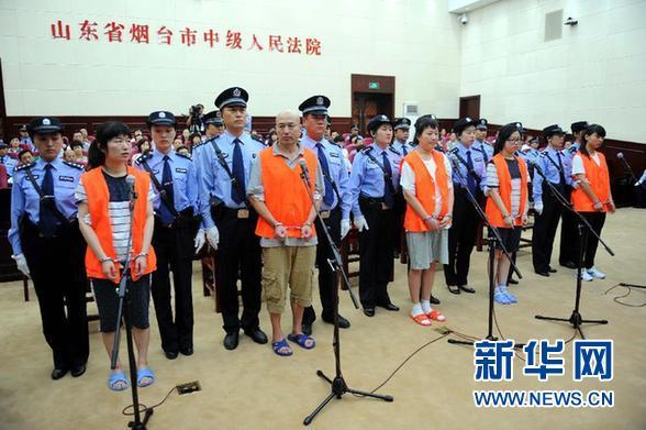 8月21日，被告人張帆、張立冬、呂迎春、張航、張巧聯(lián)到庭。法庭逐一核對(duì)被告人身份。