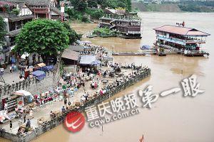 沙坪壩區(qū)磁器口，江水逼近休閑平臺(tái)。