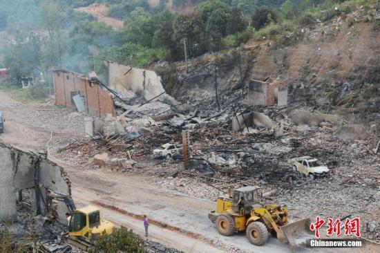 9月23日上午，花炮廠清理工作正在進(jìn)行，山谷內(nèi)的廠房已被爆炸夷為平地。中新社發(fā) 楊華峰 攝