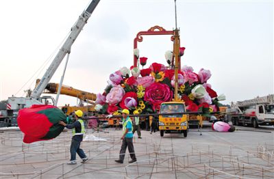 吊裝現(xiàn)場(chǎng)。昨晚，天安門立體主花壇“祝福祖國(guó)”完工，今天起供游人參觀。