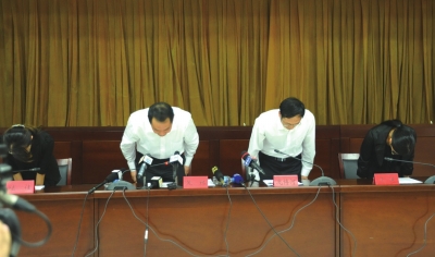 昆明通報明通小學(xué)踩踏事故原因，官員鞠躬致歉。圖/東方IC