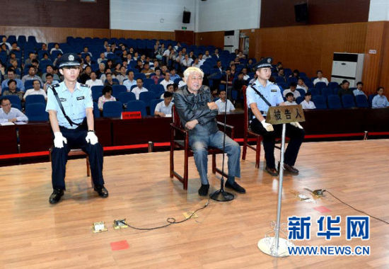 9月29日，方廣云在庭審現(xiàn)場。當日，“合肥房叔”腐敗窩案核心人物方廣云在安徽省廬江縣出庭受審。 新華社記者 郭晨 攝