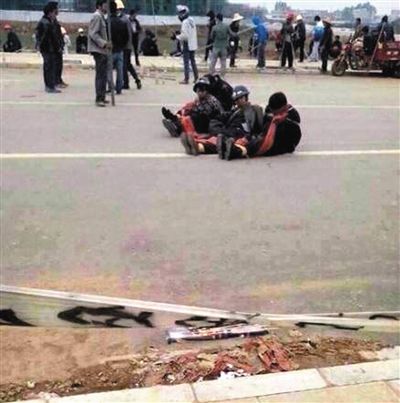 14日，沖突現(xiàn)場，幾名頭戴鋼盔的人被捆綁著。圖/東方IC