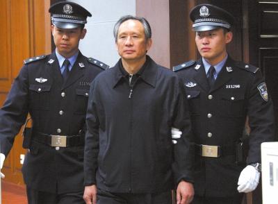 昨天，被告人張曙光在法庭上聽(tīng)取宣判。新華社發(fā)