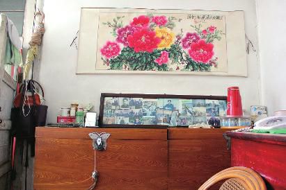 　陳會英將兒女的照片都裱起來，裝在一個大相框里，放在箱子上經常看，其中最多的就是劉金國的照片。