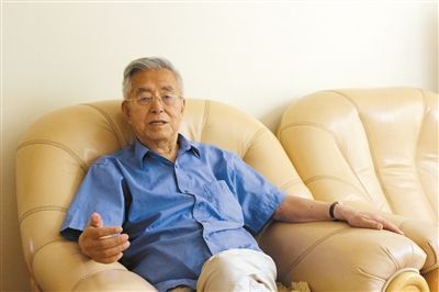 楊維駿 歷任云南省政協(xié)副主席等職。89歲高齡的楊維駿為12名失地農(nóng)民代表開道，到云南省政協(xié)反映問題。