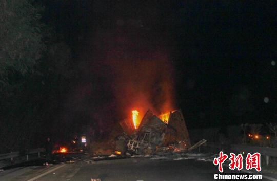 滬蓉高速四川成南段貨車(chē)相撞燃燒致2死2傷 滬蓉高速四川成南段貨車(chē)相撞燃燒致2死2傷