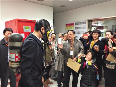 昨天，地鐵4號(hào)線北京南站站，地鐵工作人員為人大代表演示應(yīng)急氧氣瓶佩戴方式。新京報(bào)記者
