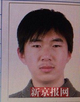 犯罪嫌疑人李小龍，27歲，唐山樂亭人。村干部說李小龍經(jīng)常把自己關在家里