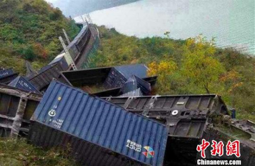 圖為脫軌現(xiàn)場(chǎng)。通訊員 毛毛 攝