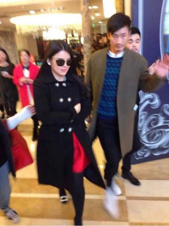 　婚禮現(xiàn)場現(xiàn)多位明星大腕助陣。