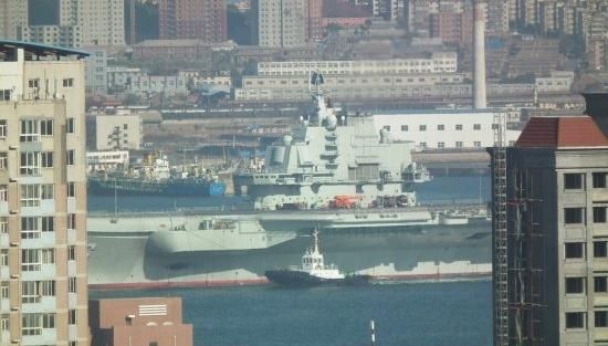 青島軍港周圍高樓林立，一睹遼寧號真容只需要一個(gè)好天氣（資料圖片）