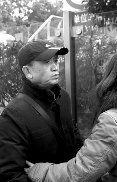 受害人黃洋的父親黃國(guó)強(qiáng)準(zhǔn)備進(jìn)入法院。