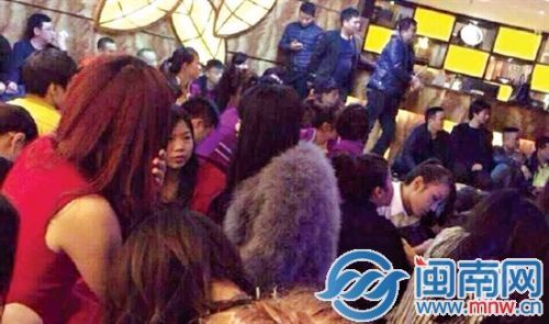 酒店內(nèi)，男男女女被分開而坐