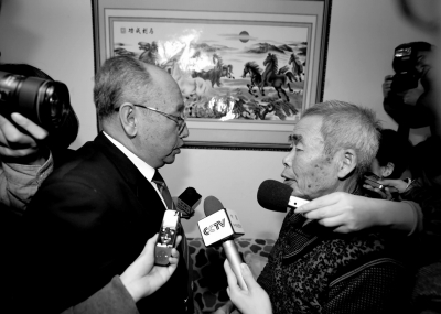 15日，內(nèi)蒙古高院副院長趙建平（左）帶隊向呼格吉勒圖父母送達再審法律文書。