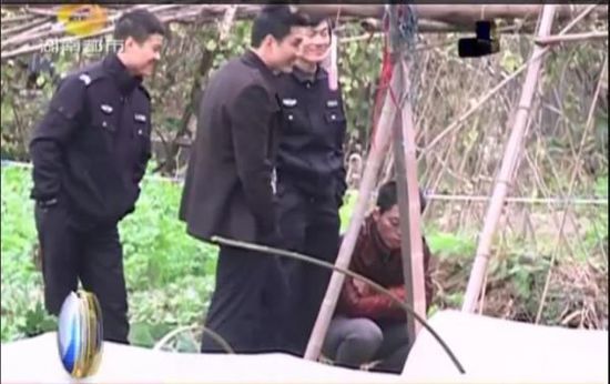 一個(gè)見習(xí)警官，一個(gè)二級警司，和一個(gè)便衣人員站在菜地里笑。