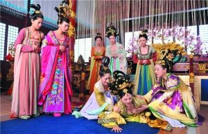 戲里一眾妃嬪的裝扮都相當“吸睛”。