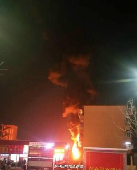 河北秦皇島一廠房發(fā)生火災(zāi)，現(xiàn)場火勢兇猛。