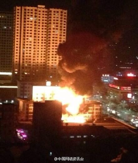 河北秦皇島一廠房發(fā)生火災(zāi)，現(xiàn)場火勢兇猛。