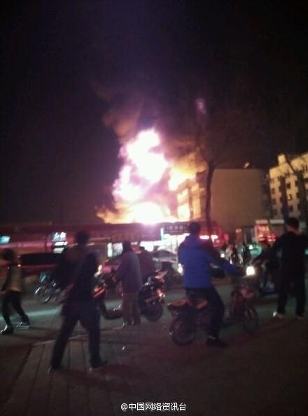 河北秦皇島一廠房發(fā)生火災(zāi)，現(xiàn)場火勢兇猛。