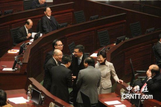 答問大會(huì)之前，港府司局長等高官聚談（中評(píng)社 鄧冠英攝）