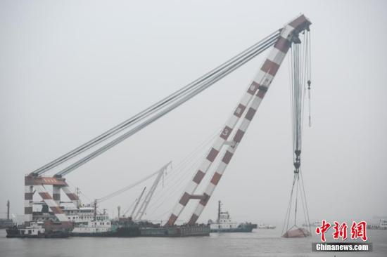  事故沉船已拖至北岸淺水區(qū)域。