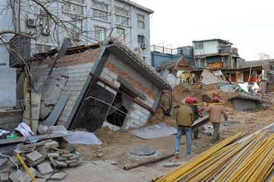 坍塌事故發(fā)生后，房屋傾倒在地面上。記者 徐曉帆/攝