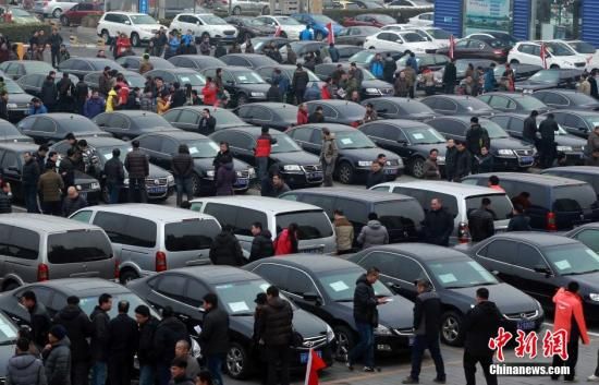 2015年1月25日，首批國家和中央機關取消的公務用車在北京亞運村汽車交易市場拍賣。106輛公務用車