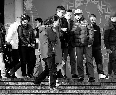 彩排后，高曉攀、尤憲超和不知名女演員聆聽馮鞏總結(jié)訓(xùn)話