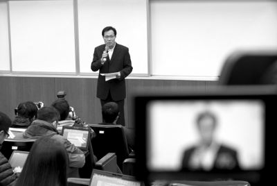 2月8日，在臺北福華會館，復興航空代表劉忠繼向媒體介紹家屬說明會溝通情況。新華社發(fā)