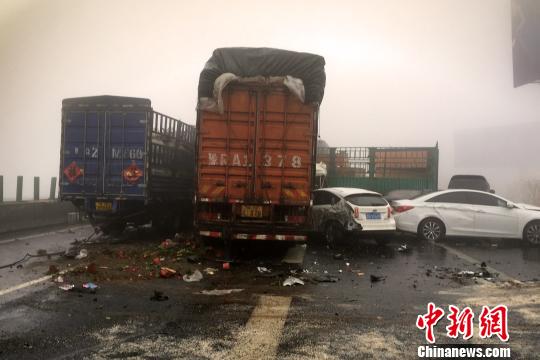 圖為21日，京港澳高速河南段21輛汽車發(fā)生連環(huán)相撞事故現(xiàn)場?！」啤z