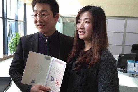 全國首本不動產(chǎn)權(quán)證書 徐州和瀘州兩地同時頒發(fā) 全國首本不動產(chǎn)權(quán)證書 徐州和瀘州兩地同時頒發(fā)