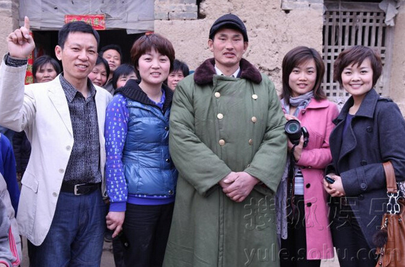 “大衣哥”朱之文曝全家福 “大衣哥”朱之文曝全家福