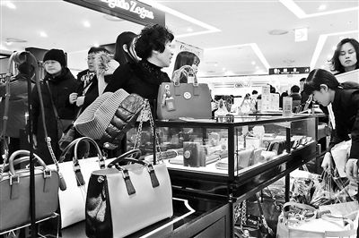 我國(guó)去年出境人數(shù)超過1億人次，境外消費(fèi)超過1萬(wàn)億元人民幣 供圖/CFP