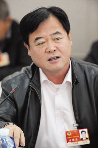 　政協(xié)委員、中國通用技術(shù)集團董事長賀同新稱，按照2014年的數(shù)字，他的薪水下降了近50%。圖/CFP