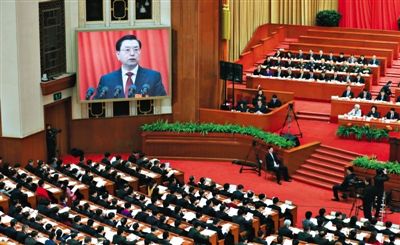 十二屆全國人大三次會(huì)議舉行第二次全體會(huì)議，全國人大常委會(huì)委員長張德江作全國人大常委會(huì)工作報(bào)告。