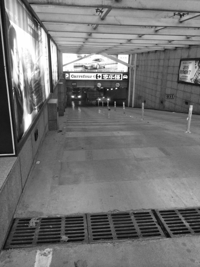 　　國(guó)貿(mào)360的地下車庫(kù)，坡陡讓人膽寒。