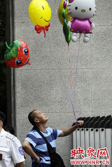 他希望你像hello kitty一樣可愛，露出笑臉。