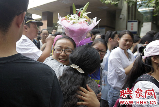 沖向你，給你一個深情的擁抱。