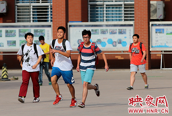 若我會見你，事隔經年。我該何以賀你，以眼淚，以沉默。　