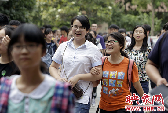 也有一種情，平日嬉笑怒罵，針鋒相對，只有別離時才會牽手擁抱。