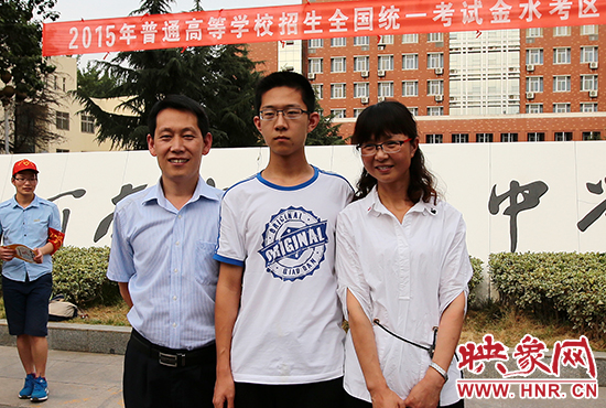 高考結束的那一刻，就意味著離別，別了曾經的班級、老師、朋友、甚至戀人。