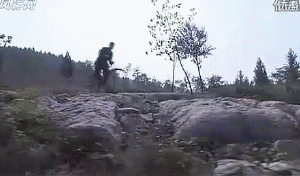 抗日雷劇再現(xiàn)神技:自行車(chē)飛起還能截火車(chē)